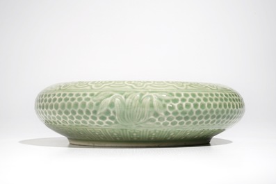Un grand br&ucirc;le-parfum en porcelaine de Chine monochrome c&eacute;ladon, marque de Qianlong, 19/20&egrave;me