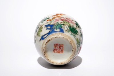 Une tabati&egrave;re en porcelaine de Chine famille rose, marque de Qianlong, 19/20&egrave;me