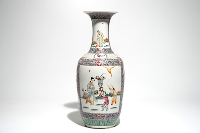 Een Chinese famille rose vaas met figurendecor, 19e eeuw