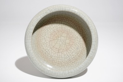 Un lave-pinceaux en porcelaine de Chine monochrome craquel&eacute;e, 19/20&egrave;me