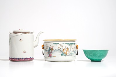 Four various Chinese famille rose and monochrome wares, 19/20th C.