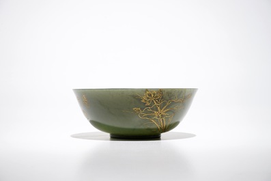 Un bol en jade vert &eacute;pinards &agrave; d&eacute;cor grav&eacute; et dor&eacute;, Chine, 19/20&egrave;me
