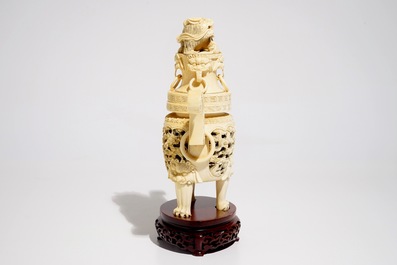 Een Chinese ivoren wierookbrander op houten sokkel, ca. 1900