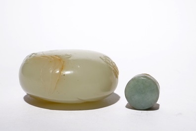 Een Chinese jade snuiffles met floraal decor in reli&euml;f, 18/19e eeuw