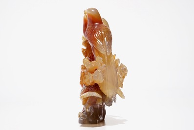 Une paire de plats en porcelaine de Chine bleu et blanc et un groupe en agate, 19/20&egrave;me