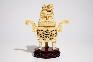 Een Chinese ivoren wierookbrander op houten sokkel, ca. 1900