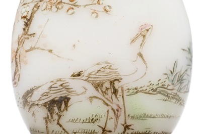 Een Chinese glazen snuiffles met kraanvogeldecor, 19/20e eeuw