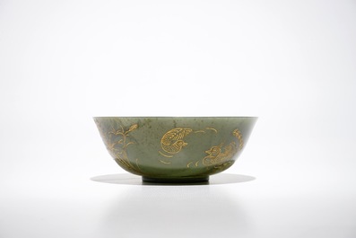 Un bol en jade vert &eacute;pinards &agrave; d&eacute;cor grav&eacute; et dor&eacute;, Chine, 19/20&egrave;me