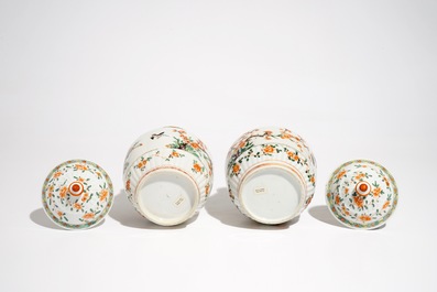 Une paire de vases couverts en porcelaine de Chine famille verte, Kangxi