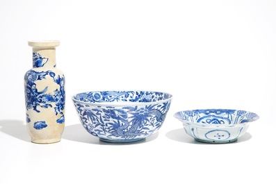 Two Chinese blue and white dragon bowls and a crackle-ground rouleau vase, Wanli and 19th C.