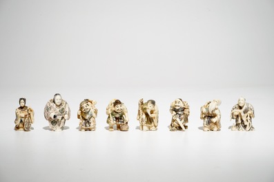 Achttien Japanse en Chinese ivoren netsuke, 19/20e eeuw