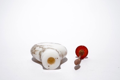 Een Chinese glazen snuiffles met kraanvogeldecor, 19/20e eeuw
