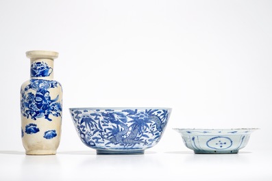 Two Chinese blue and white dragon bowls and a crackle-ground rouleau vase, Wanli and 19th C.