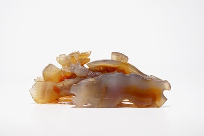 Une paire de plats en porcelaine de Chine bleu et blanc et un groupe en agate, 19/20&egrave;me