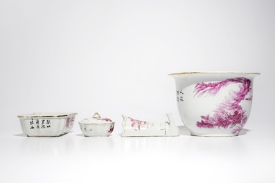 Vijf Chinese stukken met fuchsia decor uit een groter geheel, begin 20e eeuw