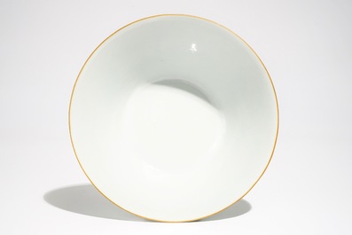 Un bol en porcelaine de Chine famille rose &agrave; d&eacute;cor d'europ&eacute;ens, marque et &eacute;poque de Qianlong