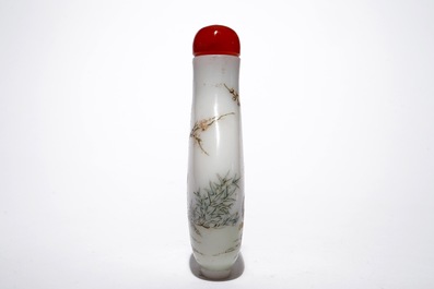 Een Chinese glazen snuiffles met kraanvogeldecor, 19/20e eeuw