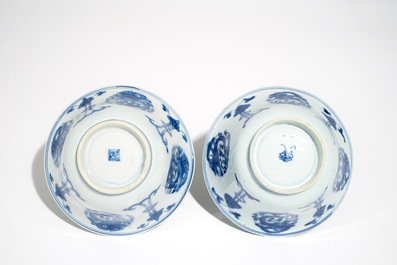 A pair of Chinese blue and white dragon bowls and a pair of Long Eliza plates, Kangxi