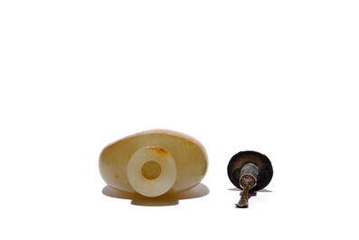 A Chinese brown jade snuff bottle, 19th C.