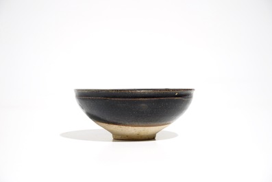 A Chinese Jizhou slip decorated phoenix bowl, poss. Southern Song/Yuan Dynasty