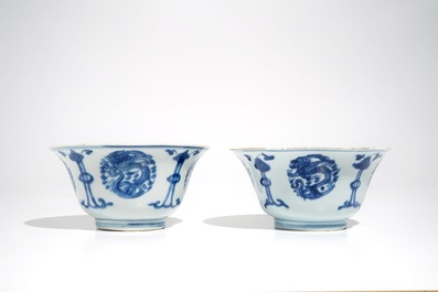 A pair of Chinese blue and white dragon bowls and a pair of Long Eliza plates, Kangxi