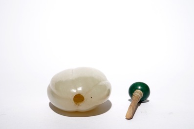 A Chinese lobed jade snuff bottle, 19th C.