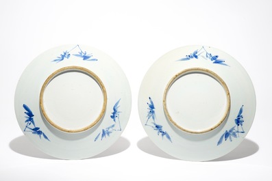 Une paire de plats en porcelaine de Chine bleu et blanc et un groupe en agate, 19/20&egrave;me