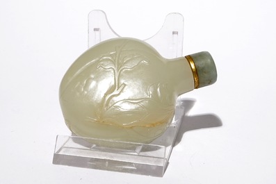 Een Chinese jade snuiffles met floraal decor in reli&euml;f, 18/19e eeuw