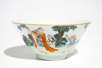 Un bol en porcelaine de Chine famille rose &agrave; d&eacute;cor d'europ&eacute;ens, marque et &eacute;poque de Qianlong