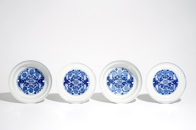 Une paire de bols couverts aux dragons en porcelaine de Chine bleu et blanc, 19&egrave;me