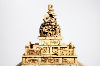 Trois grandes pagodes en os et pierre de savon, avec un sceau et une bo&icirc;te, Chine et Japon, 19/20&egrave;me