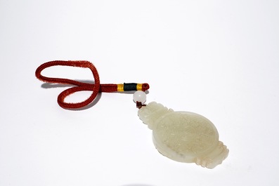 Une amulette en jade &agrave; d&eacute;cor zodiaque, Chine, 20&egrave;me
