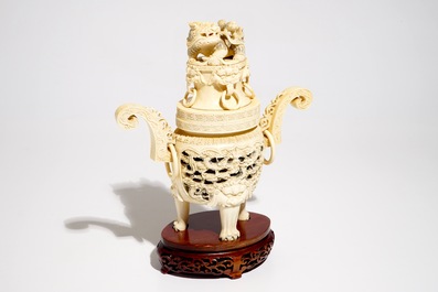 Een Chinese ivoren wierookbrander op houten sokkel, ca. 1900