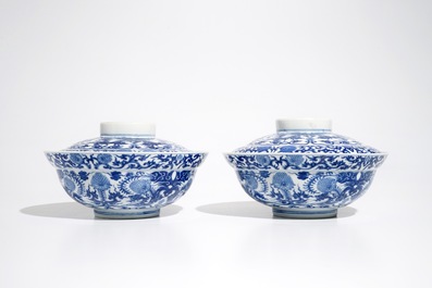 Une paire de bols couverts aux dragons en porcelaine de Chine bleu et blanc, 19&egrave;me