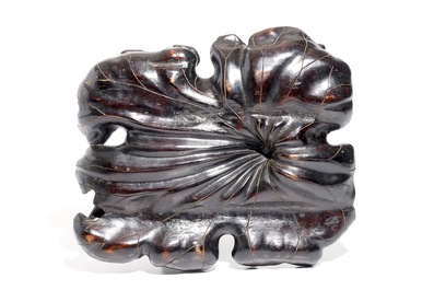 Une grande feuille de lotus orn&eacute;e d'animaux en bois sculpt&eacute;, Chine, 19&egrave;me