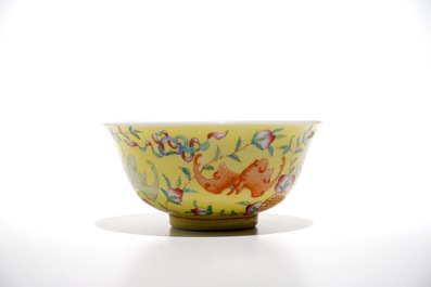 A Chinese famille rose yellow-ground bowl with bats and peaches, Guangxu mark, 19/20th C.