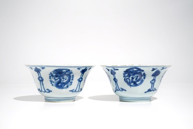 A pair of Chinese blue and white dragon bowls and a pair of Long Eliza plates, Kangxi
