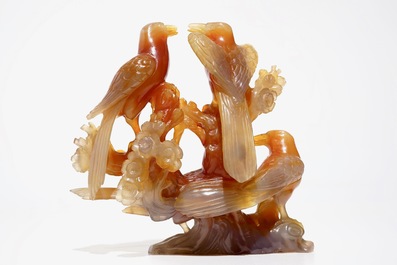 Une paire de plats en porcelaine de Chine bleu et blanc et un groupe en agate, 19/20&egrave;me