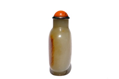 A Chinese brown jade snuff bottle, 19th C.