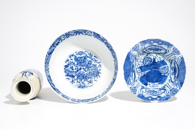 Two Chinese blue and white dragon bowls and a crackle-ground rouleau vase, Wanli and 19th C.