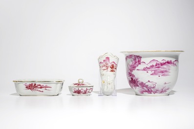 Vijf Chinese stukken met fuchsia decor uit een groter geheel, begin 20e eeuw