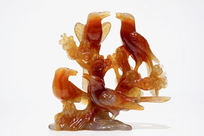 Une paire de plats en porcelaine de Chine bleu et blanc et un groupe en agate, 19/20&egrave;me