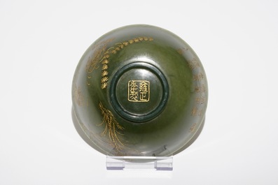 Un bol en jade vert &eacute;pinards &agrave; d&eacute;cor grav&eacute; et dor&eacute;, Chine, 19/20&egrave;me