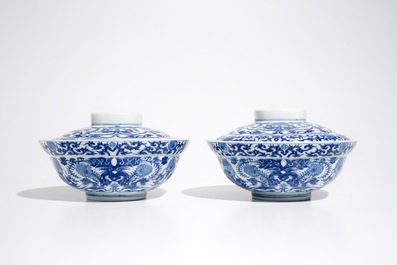 Une paire de bols couverts aux dragons en porcelaine de Chine bleu et blanc, 19&egrave;me