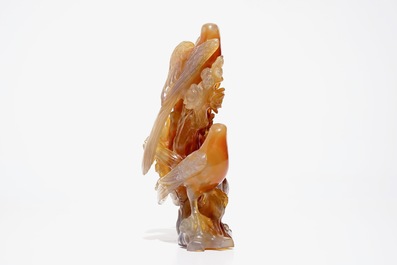 Une paire de plats en porcelaine de Chine bleu et blanc et un groupe en agate, 19/20&egrave;me