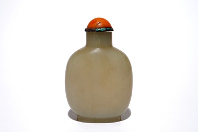 A Chinese brown jade snuff bottle, 19th C.