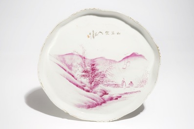 Vijf Chinese stukken met fuchsia decor uit een groter geheel, begin 20e eeuw
