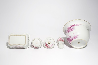 Vijf Chinese stukken met fuchsia decor uit een groter geheel, begin 20e eeuw
