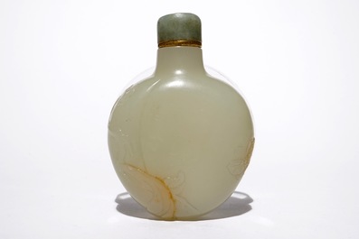 Een Chinese jade snuiffles met floraal decor in reli&euml;f, 18/19e eeuw