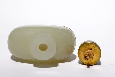 Een Chinese jade snuiffles met floraal decor in reli&euml;f, 18/19e eeuw
